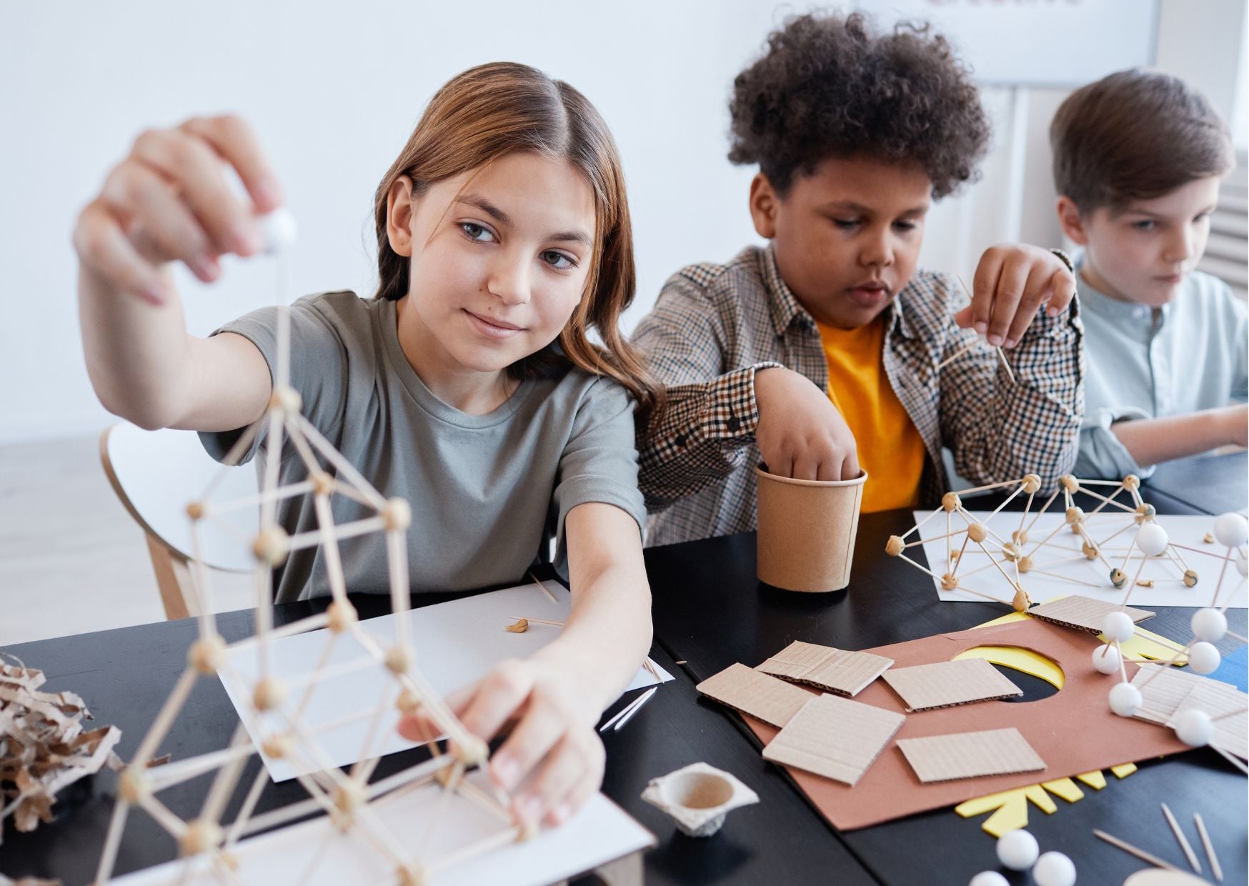 पर्यावरण शिक्षा में प्रयोगात्मक कार्यों का महत्त्व - पर्यावरण विषय की शिक्षण प्रणाली को अधिक प्रभावशाली, रुचिकर और स्थायी बनाने में प्रयोगात्मक कार्यों का अत्यंत महत्त्वपूर्ण स्थान है। किसी भी विषय को केवल पढ़कर सीखने की अपेक्षा प्रयोग करके सीखना अधिक सरल और प्रभावी होता है। प्रयोग के माध्यम से छात्र स्वयं करके सीखते हैं, जिससे ज्ञान स्थायी बनता है और अध्ययन में नीरसता नहीं आती। https://sensorysurroundings.co.uk/cdn/shop/articles/Experiential_Learning_1_1748x.jpg?v=1709805959